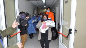 Video: le dieron el alta al bebé con coronavirus cuya mamá murió en el parto