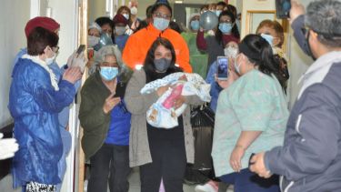 Pasada las 11 de hoy, Laura y su sobrino Bastian dejaron el hospital de Jacobacci. (Foto: José Mellado)