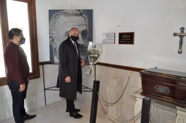 Las actividades incluyeron una visita al cementerio local para visitar la tumba del ingeniero Guido Jacobacci (Foto: José Mellado)