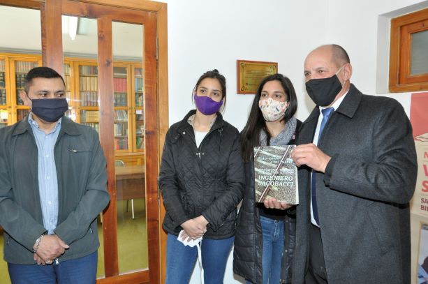 Florencia y Candela Vejar Chucair, nietas de Elías Chucair descubrieron una placa en la biblioteca popular Bernardino Rivadavia, en honor al escritor. (Foto: José Mellado)