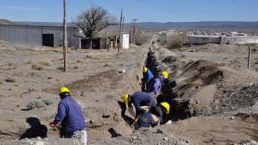 Con financiamiento del IPPV, la Cooperativa de Agua de Jacobacci construye la red y una cisterna de 250.000 litros para el barrio Centenario. (Foto: Gentileza).