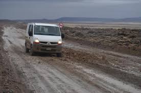 Restan pavimentar 93 kilómetros entre Jacobacci y Dina Huapi. En invierno se tornan prácticamente intransitables. (Foto: José Mellado)