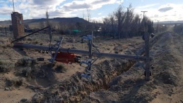 Un poste del tendido eléctrico que sostenía un transformador fue derribado por las fuertes ráfagas que azotaron a Jacobacci. (Foto: José Mellado)
