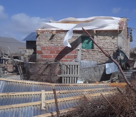 Varias construcciones sufrieron daños en sus techos. (Foto: José Mellado)