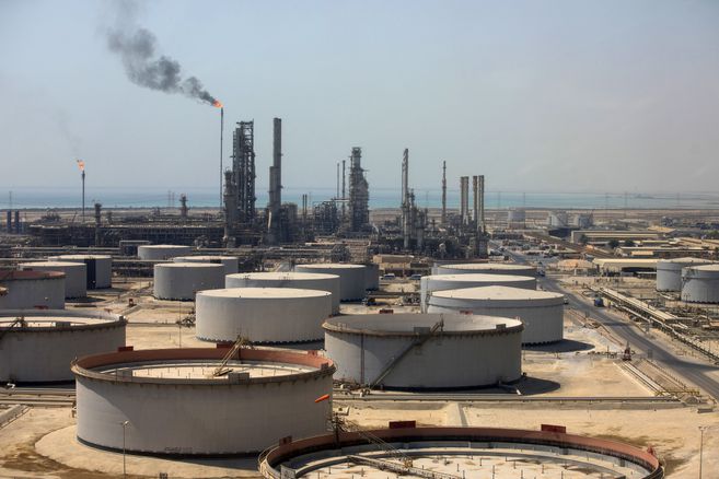 Los Emiratos Árabes bombearon unos 520.000 barriles de petróleo adicionales a los que se habían comprometido. (Foto: gentileza)