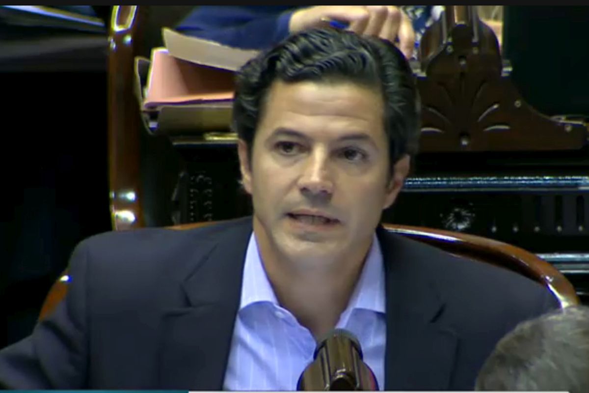 En medio de la sesión del Presupuesto 2021, el diputado del PRO Luciano Laspina dejó la cámara prendida mientras se cambiaba. 