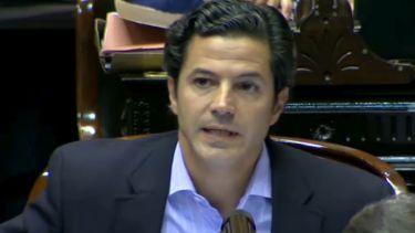 En medio de la sesión del Presupuesto 2021, el diputado del PRO Luciano Laspina dejó la cámara prendida mientras se cambiaba. 