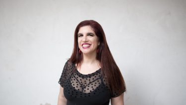 La autora escribe sobre un tema que le surge de las entrañas, su trabajo y su deseo. 