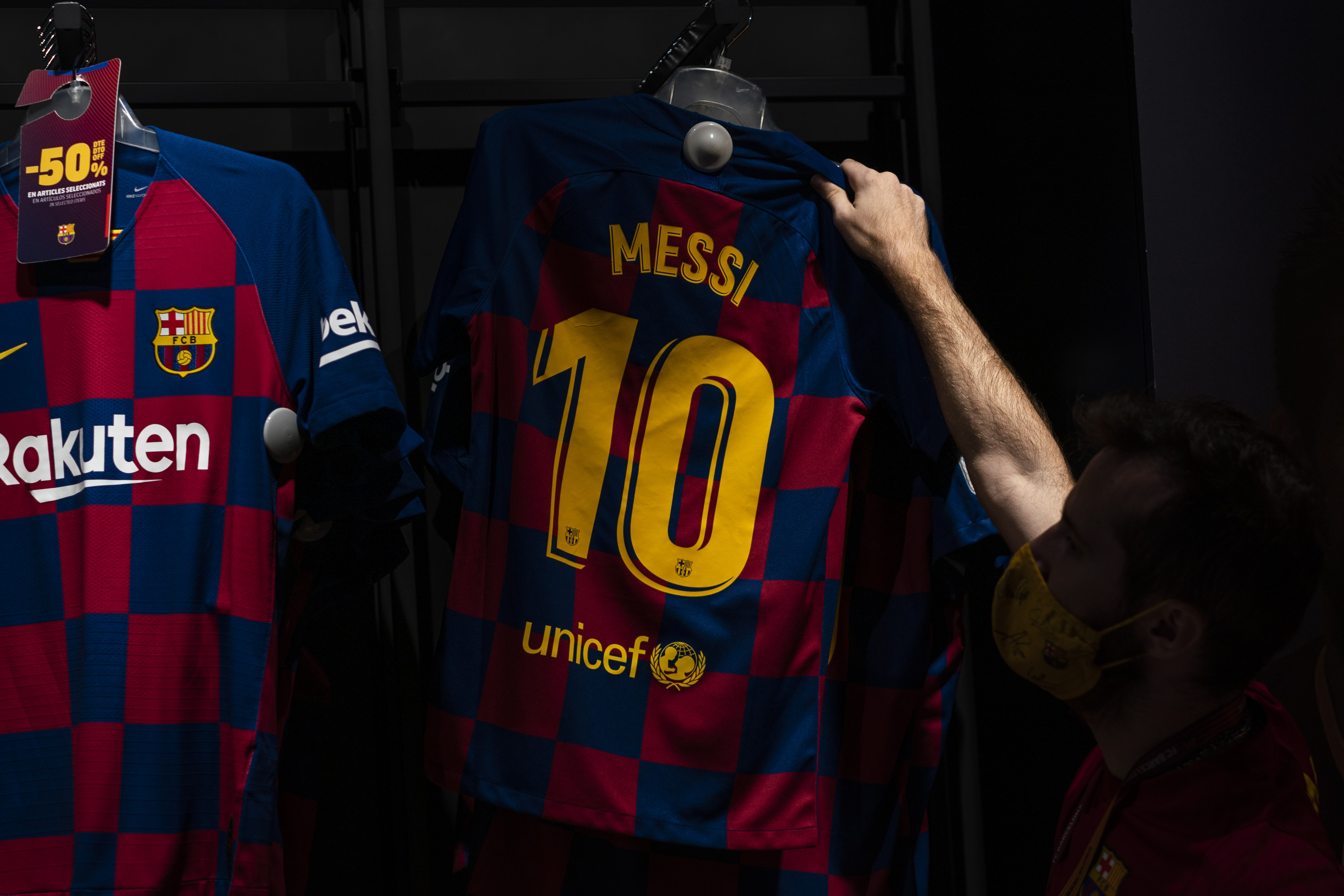 Messi no se fue y la '10' sigue en el perchero... por suerte para el Barcelona. El club factura cerca de 45 millones de euros al año por las casacas azulgranas con el nombre del crack en el dorsal. (AP Photo/Emilio Morenatti)