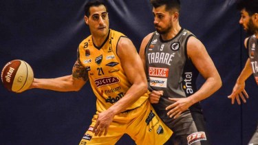 Tintorelli, otro argentino que se destaca el básquet uruguayo