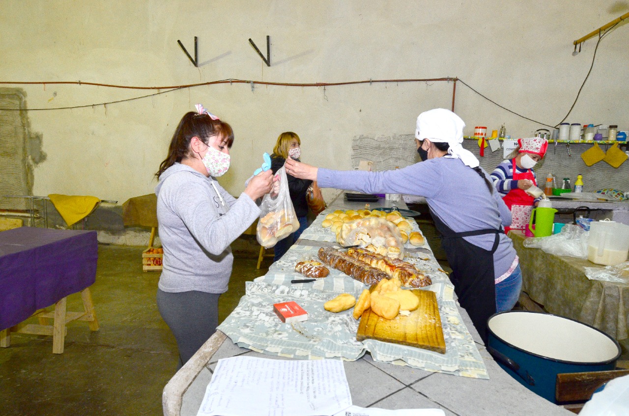 En el barrio 25 de Mayo de Regina comenzó a funcionar un nuevo merendero para asistir a familias. (Foto Néstor Salas)
