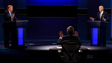 Trump y Biden con el moderador  Chris Wallace, de Fox News. Ni siquiera se dieron la mano al comenzar. 
