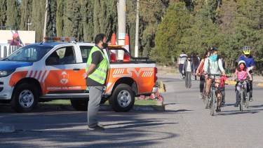 Neuquén mantiene la prohibición de circular en auto los domingos.
