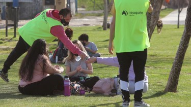 La ciudad de Neuquén implementó fuertes controles para evitar la propagación del virus durante los festejos del Día de la Primavera a orillas del río. (FOTO: Oscar Livera)