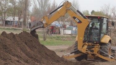 En la ex toma Confluencia -Obrero Argentino al fondo- comenzaron los trabajos municipales tras el desalojo pacífico (foto Oscar Livera)