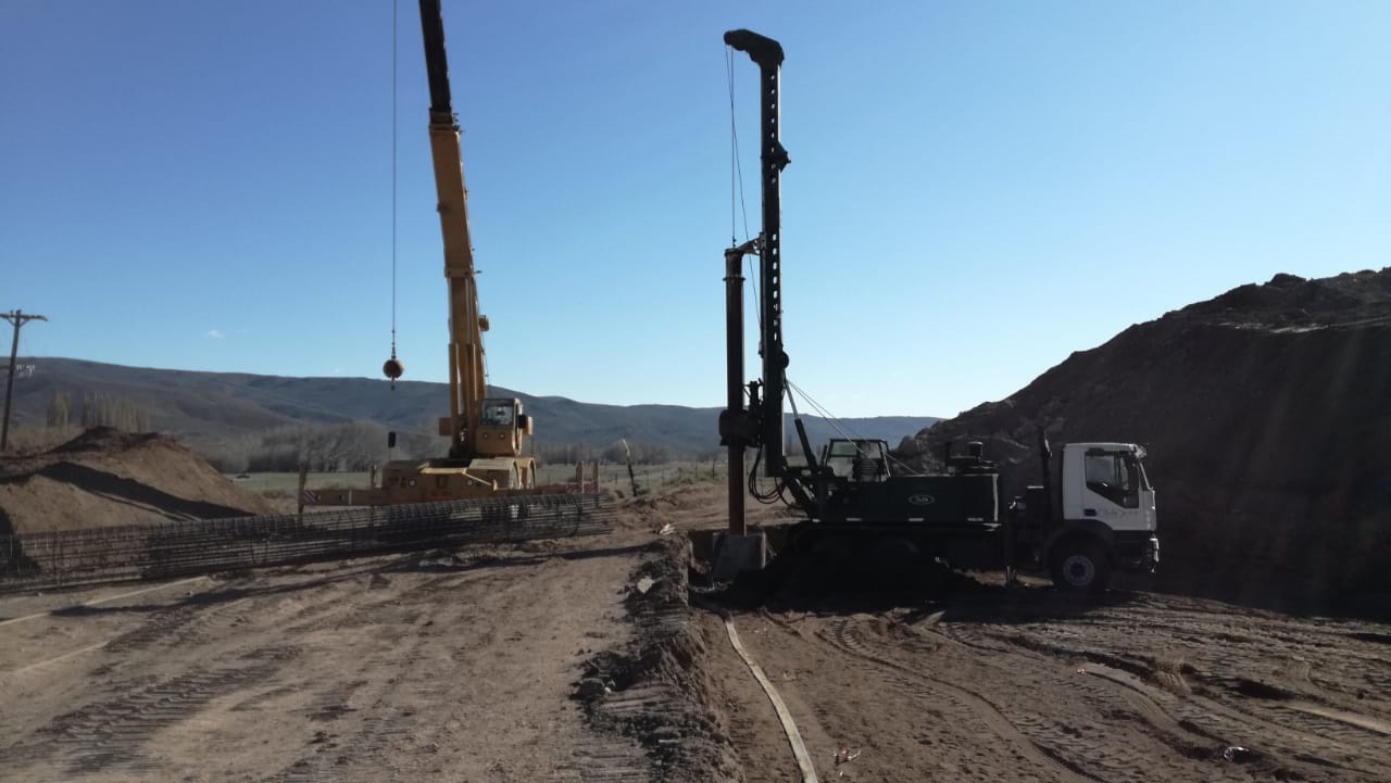 La empresa CPC construye las bases para la fundación del puente ferroviario sobre el arroyo Comallo. (foto: gentileza)