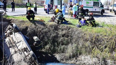 Vuelco en Roca: solo una mujer quedó internada de los nueve ocupantes del auto
