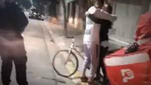 Video: le regaló su bicicleta a un repartidor de Rappi asaltado