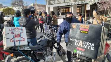 Trabajadores de servicios de delivery de Regina se movilizaron para pedir mayor seguridad. (Foto Néstor Salas)