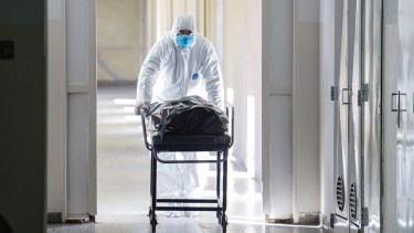 Traslado de un fallecido en el Hospital López Lima de Roca. 