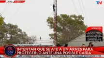 Imagen de Reclamo de policías bonaerenses: efectivo amenazó con tirarse desde una torre