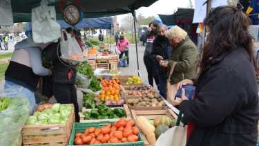 Las ferias municipales de Neuquén podrán retomar la actividad este sábado. (Archivo).-