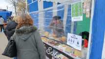 Imagen de La lluvia no detuvo a los feriantes de Neuquén