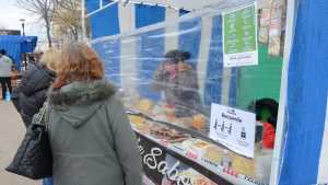 La lluvia no detuvo a los feriantes de Neuquén