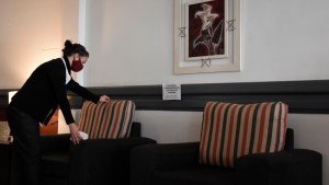 Hoteleros y gastronómicos de Neuquén denuncian nuevos aumentos en las tarifas