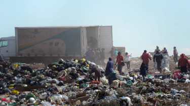 Cuando el camión con los productos vencidos llega al basural, los vecinos se abalanzan para obtener algo. (Foto: Yamil Regules).