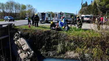 Un auto con 9 personas a bordo volcó en Roca. Foto Andrés Maripe. 