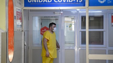 Desde el sindicato de profesionales de la salud de Neuquén indicaron que seis personas esperan por un respirador en Neuquén. Foto Florencia Salto.