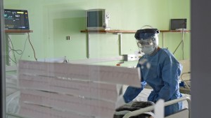 Por la saturación de Salud, trasladan pacientes con coronavirus en Neuquén