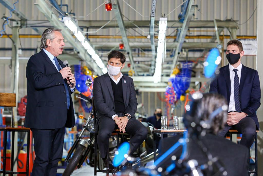 El presidente Alberto Fernández participó este mediodía del lanzamiento de la línea argentina de producción de motocicletas de la empresa internacional, Royal Enfiel. (Gentileza).-