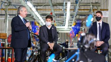 El presidente Alberto Fernández participó este mediodía del lanzamiento de la línea argentina de producción de motocicletas de la empresa internacional, Royal Enfiel. (Gentileza).-