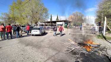 Un grupo rodeó la cerámica y el quipo que fue para avanzar con la tasación, se retiró. (Gentileza).-