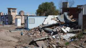 Máquinas demolieron la casa donde vive un agente penitenciario en la ex U9