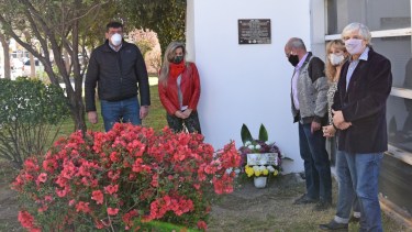 Los presentes entregaron una ofrenda floral en honor al médico. Foto: Florencia Salto