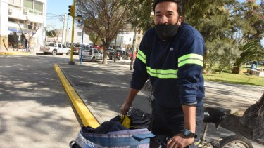 Mariano, el cartero que aprendió a esquivar a los perros en Roca