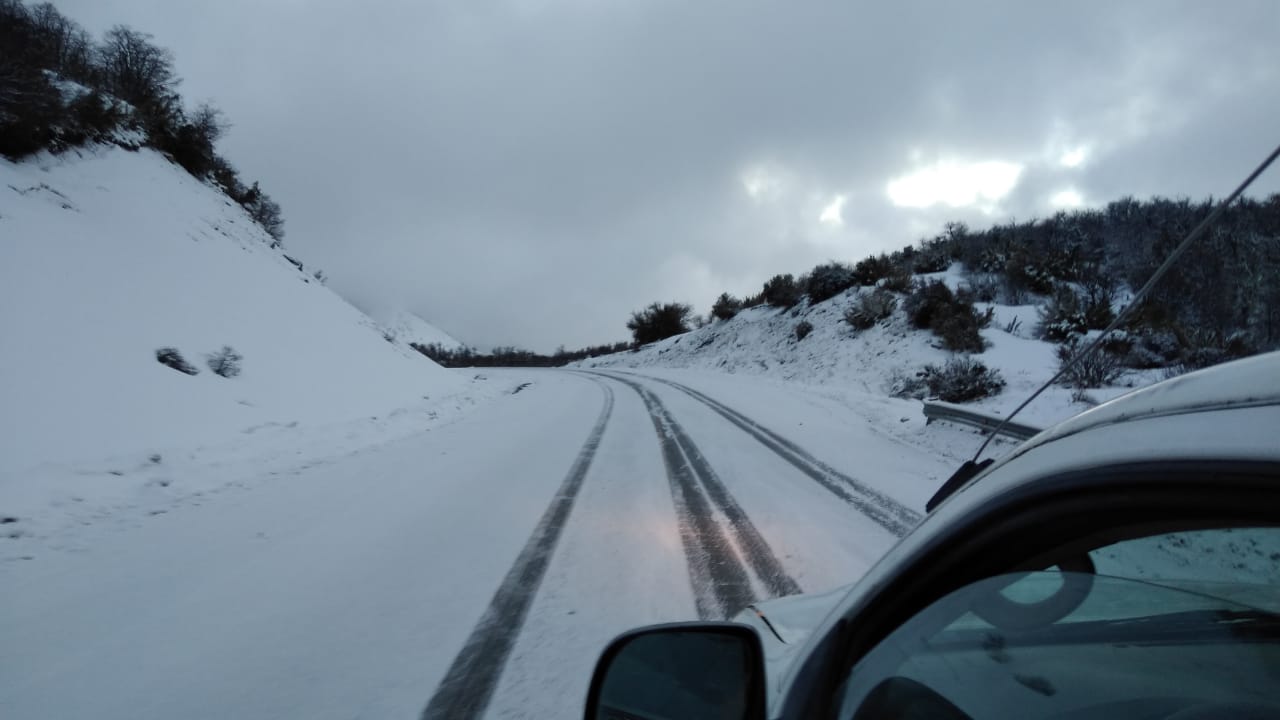 La nieve cubre la calzada en la zona de Pampa del Toro, entre Bariloche y El Bolsón. Gentileza Vialidad nacional