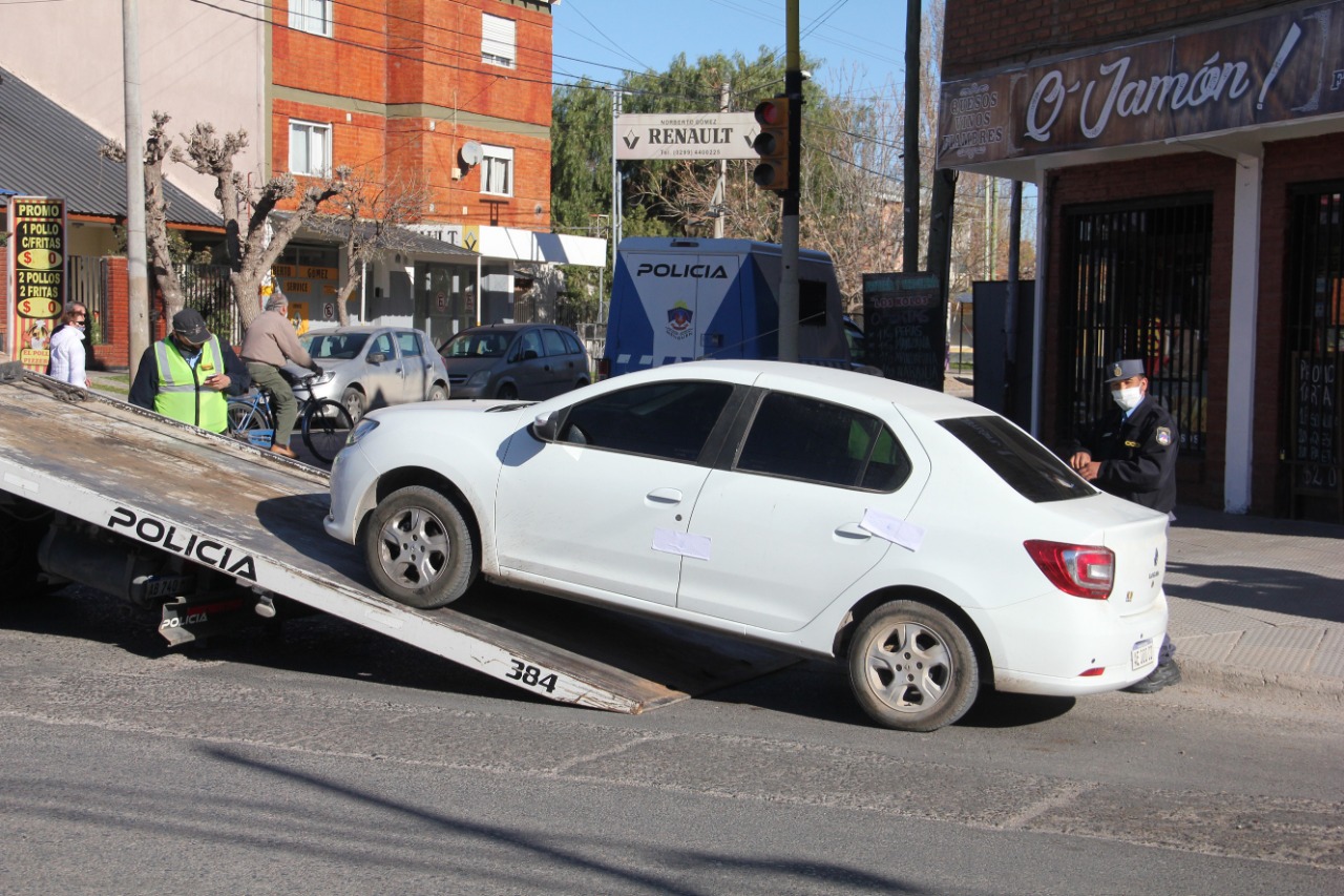 Desde el domingo, los operativos de secuestro de autos  están a cargo de la policía debido a la merma de municipales. (Foto: Oscar Livera)