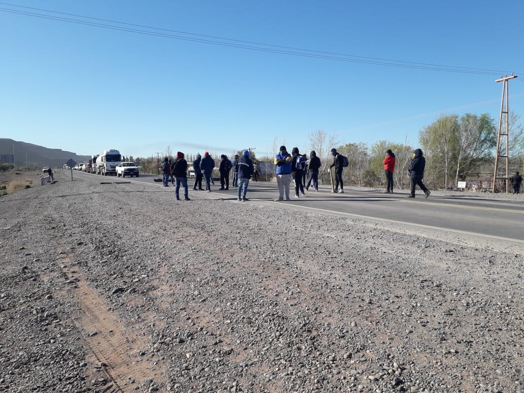 Desocupados de Añelo bloquean distintos acceso a la localidad. Impiden el paso de vehículos pertenecientes al rubro petrolero. (Foto: Gentileza).