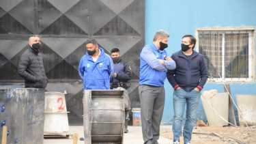 El fiscal general José Gerez fue hasta la vivienda de Neuquén donde hallaron un cráneo enterrado en el patio. (Foto: Yamil Regules).