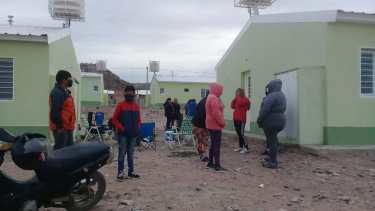 Los propietarios de las otras viviendas del plan, acamparon por precaución. (Gentileza @chechealumine).-