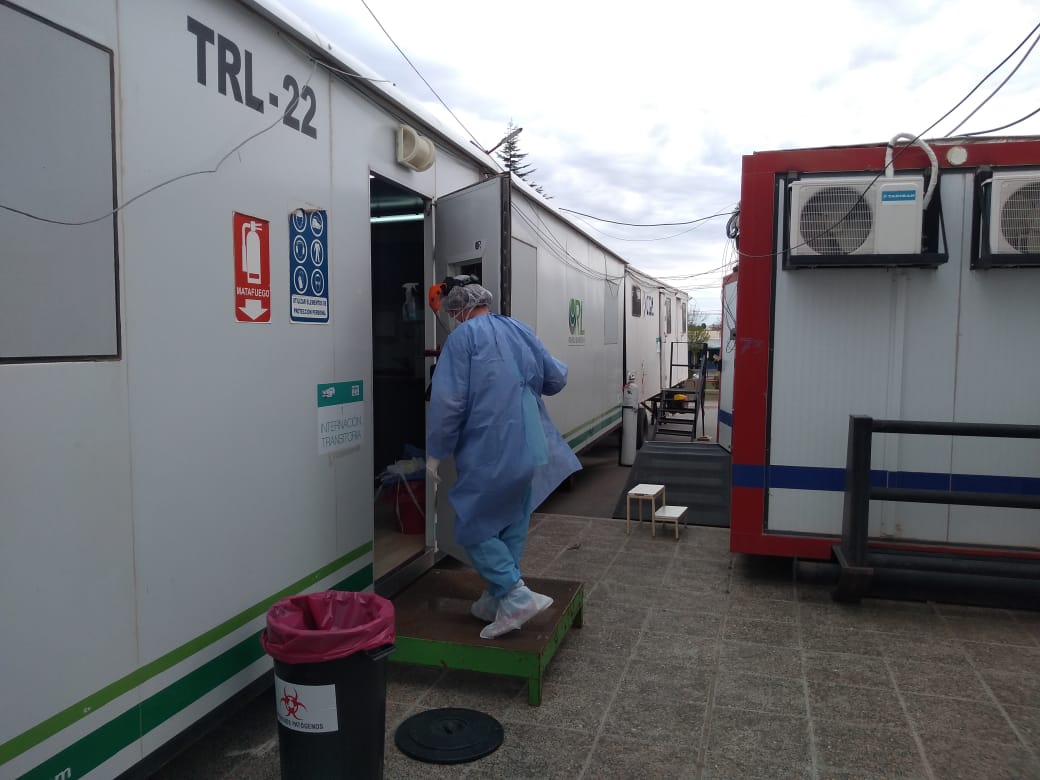 Los tráilers anexos concentran la atención covid que brinda el hospital Heller. Foto Yamil Regules.