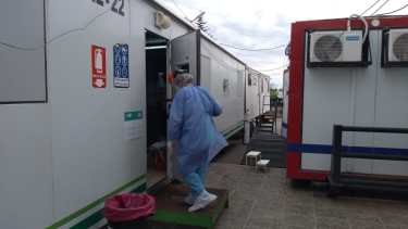 Los tráilers anexos concentran la atención covid que brinda el hospital Heller. Foto Yamil Regules.
