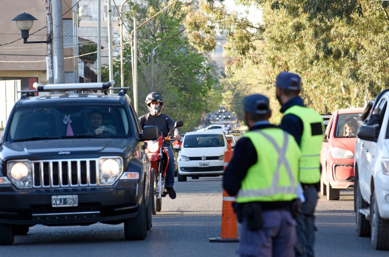 Desde el lunes se restrige la circulación de vehículos hasta las 18 horas en Neuquén capital.  Foto: Florencia Salto