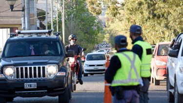 Desde el lunes se restrige la circulación de vehículos hasta las 18 horas en Neuquén capital.  Foto: Florencia Salto