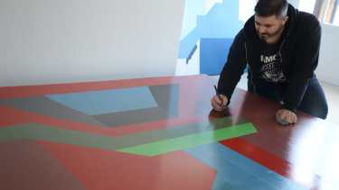 Cheuquel desarrolla un arte abstracto basado en la geometría y en elementos de la construcción.