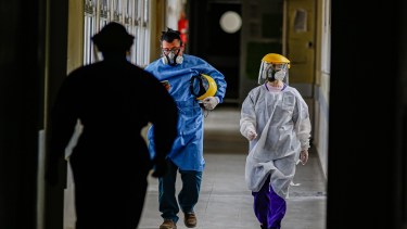 Traslado de personal de UTI hospital Lopez Lima Foto: Juan Thomes